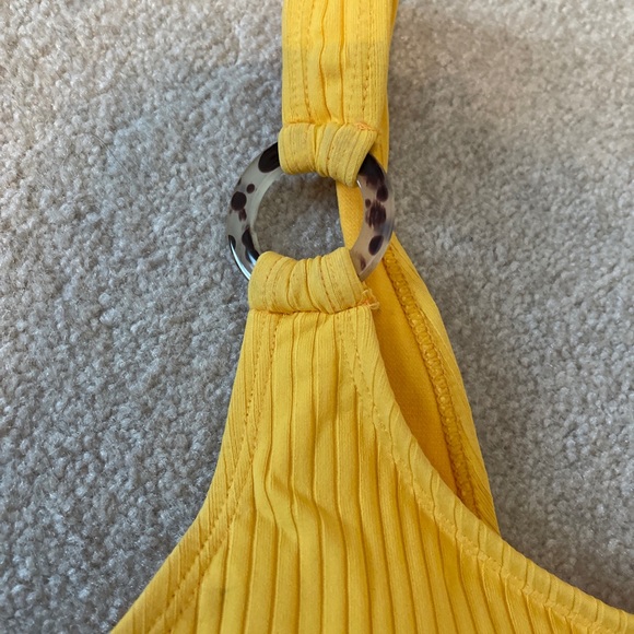 Yellow bikini - Picture 2 of 4